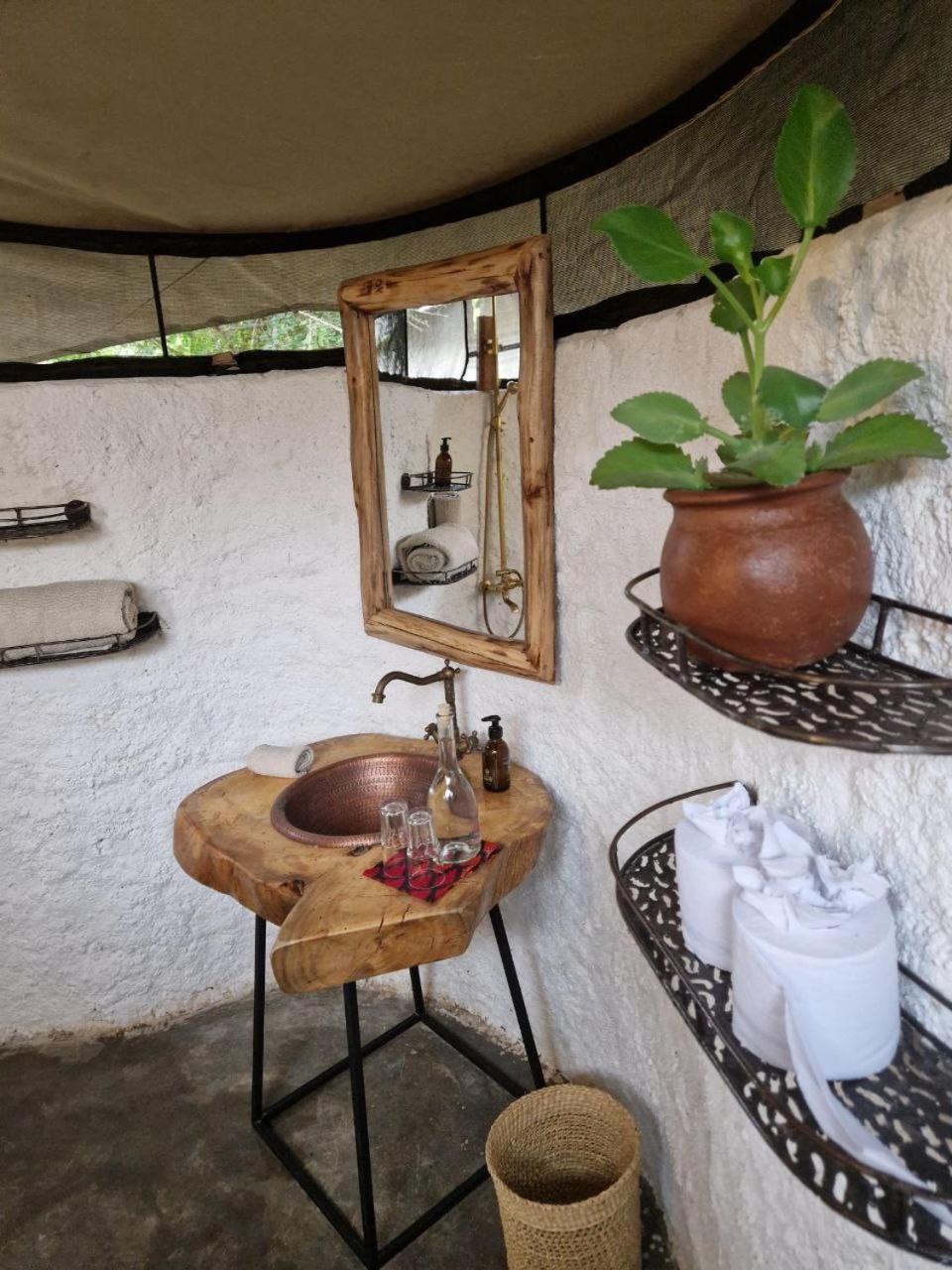 Dolly Farm & River Camp, Luxury Tents Usa River Bagian luar foto